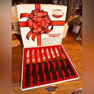 New in box Chef’s Secret Stainless Steel Cutlery Black Steak Knife Set of 8